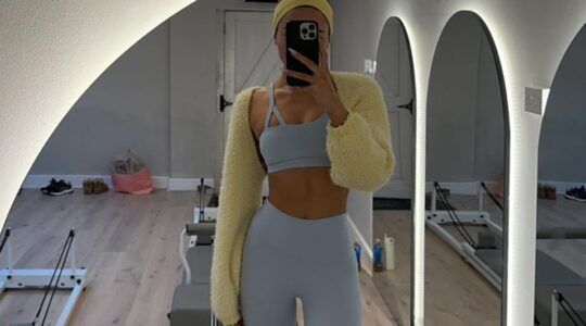 Vrouw maakt selfie in de spiegel.