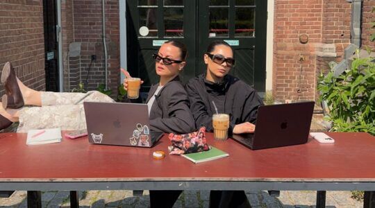 Twee meiden werken buiten.