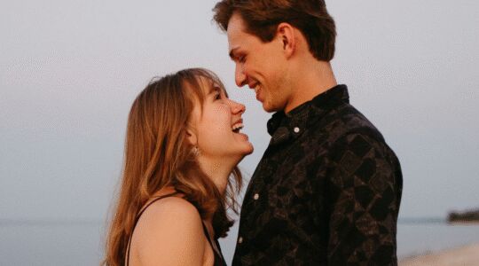 Een man en vrouw kijken verliefd naar elkaar.