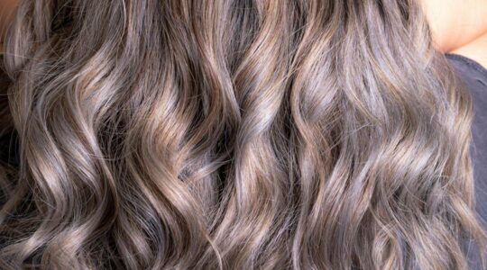 Een vrouw met gezond en glanzend haar