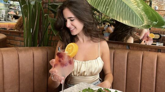 Een vrouw op een date.