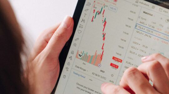 Vrouw bekijkt de koers.