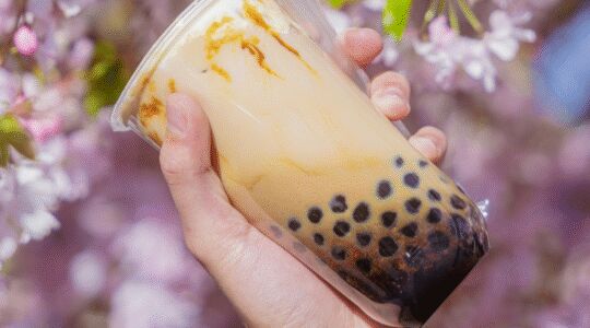 Iemand houdt een beker met Bubble Tea vast.