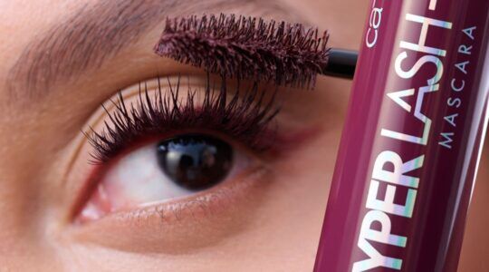 De donkerrode mascara van Catrice.