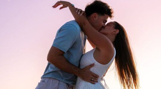 Jongen en meisje zoenen elkaar.