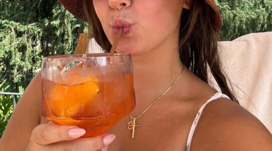 Meisje drinkt uit een glas.