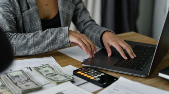 Een vrouw regelt haar belastingaangifte.