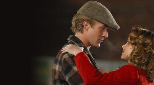 Twee mensen kijken elkaar verlangend aan.