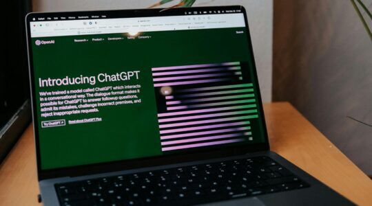 Een laptop waarbij ChatGPT openstaat.