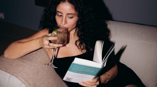 Marwa Omari drinkt een Martini.