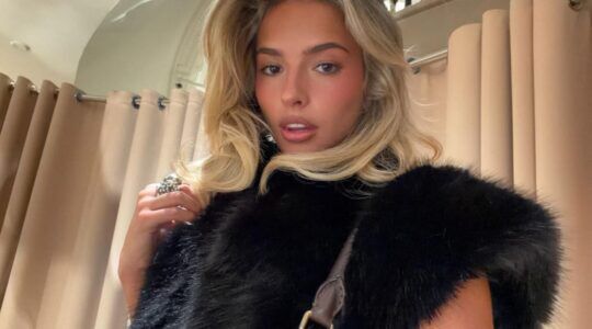 Selfie van een jonge vrouw met een grote bontjas aan.