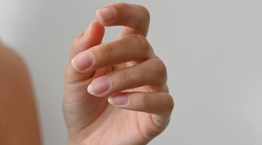 Hand met verzorgde nagels.