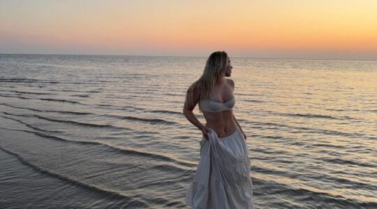 Meisje op het strand.