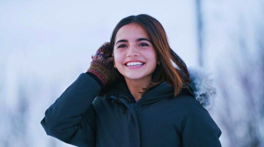 Lachend meisje in de sneeuw.