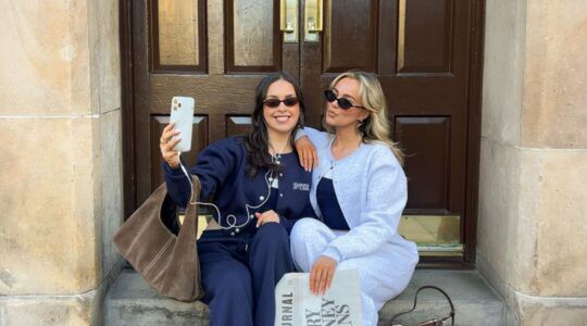 Twee jonge vrouwen maken een selfie.