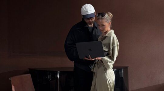 Koppel kijkt samen naar een laptop.