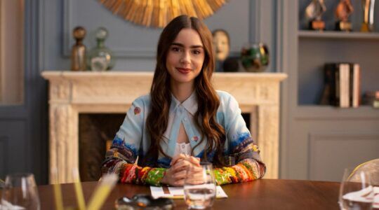 Emily achter haar bureau.