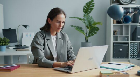 Vrouw achter computer.