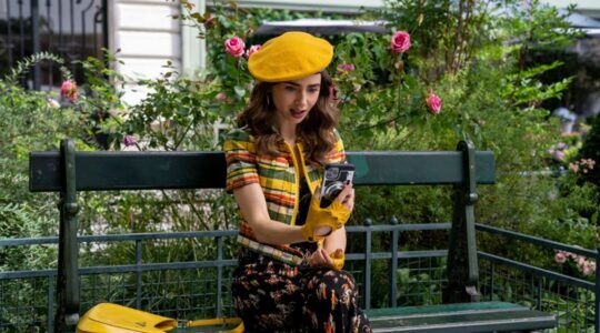 Emily op haar telefoon.