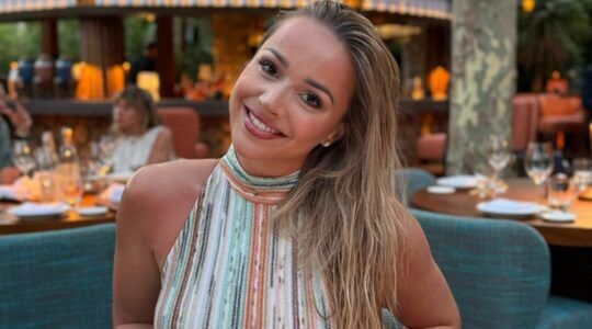 Emma Heesters lacht op een foto.