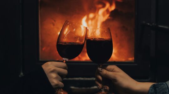 Twee glazen met rode wijn.