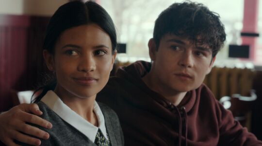 Twee personages arm in arm uit de serie My Life With The Walter Boys.