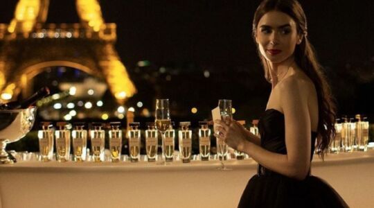 Emily in Paris voor de Eiffeltoren.