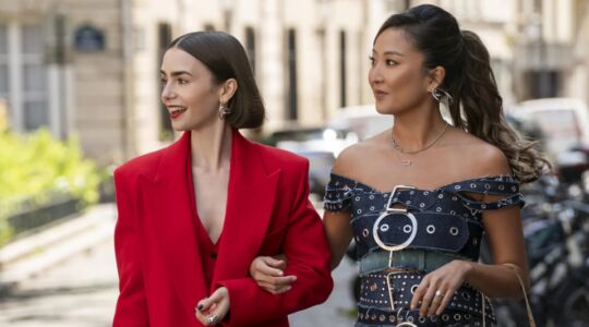 Emily en Mindy in de serie Emily in Paris