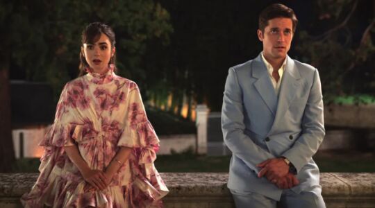 Emily en Gabriel op een dakterras in Parijs.