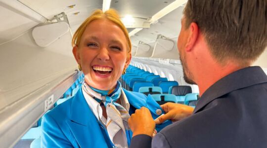 Stewardess in het vliegtuig.