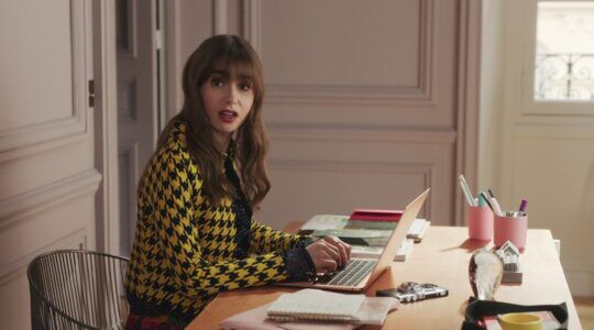 Een jonge vrouw achter haar laptop.