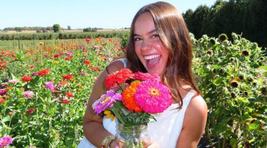 Meisje in een bloemenveld.