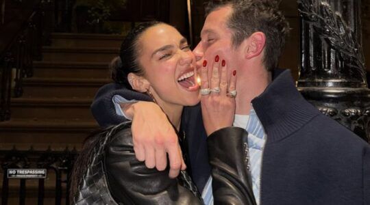 Man kust vrouw op haar wang.