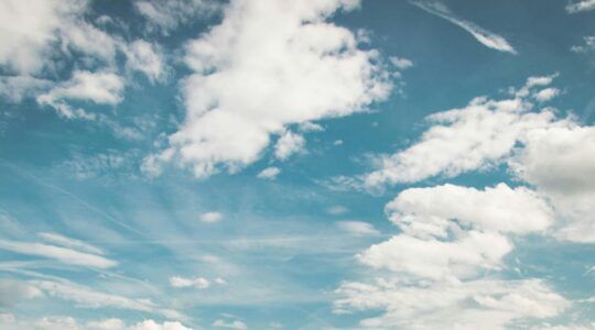 Wolken op een blauwe lucht.