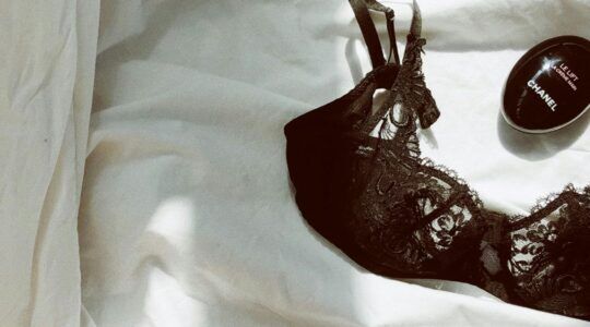 Foto van een bralette op een bed.