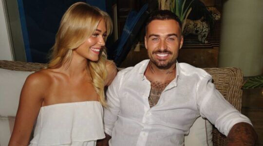 Marijn Kuipers kijkt lachend naar Dave Roelvink.