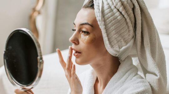 Vrouw doet haar skincare in de ochtend