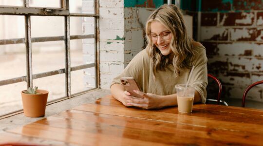 Vrouw op haar telefoon