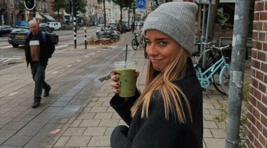 Joosje Burg met een matcha in de hand.