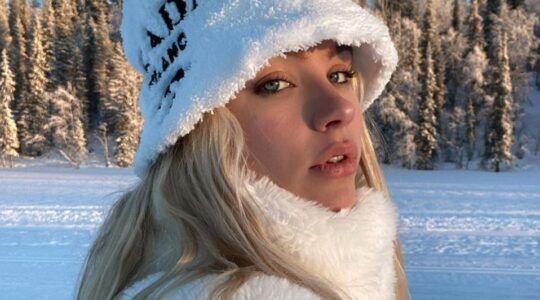 Juultje Tieleman in de sneeuw.