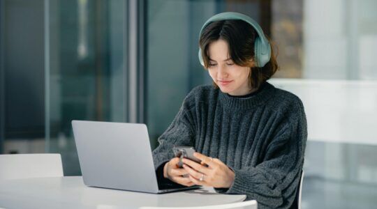 Vrouw met koptelefoon op.