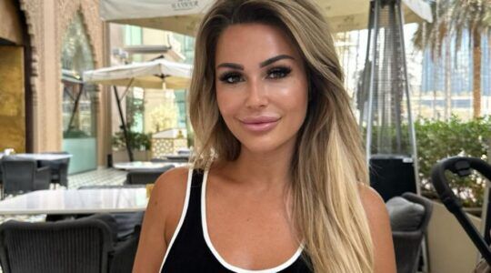 Deborah Luijendijk op een terras.