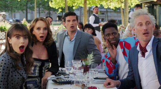 Tafelgenoten kijken geschokt.