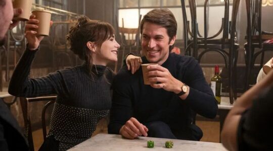 Emily en Gabriel in Emily in Paris in een restaurant.