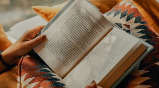 Opengeslagen boek op schoot.