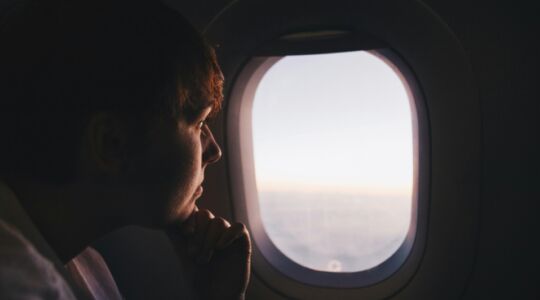 Persoon in het vliegtuig met een van de meest voorkomende fobieën.