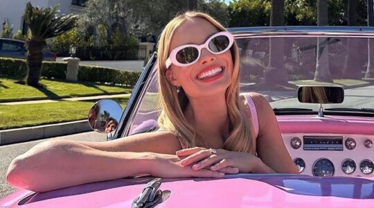 Margot Robbie in een auto.