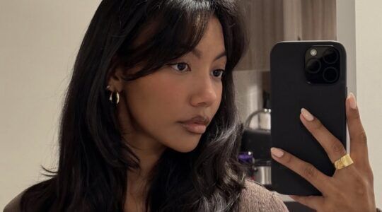 Selfie van een vrouw met curtain bangs
