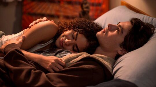 Ginny en Marcus liggen in bed.