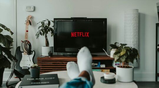 Netflix logo op tv.